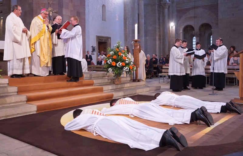 Priesterweihe, 3 junge Männer geweiht